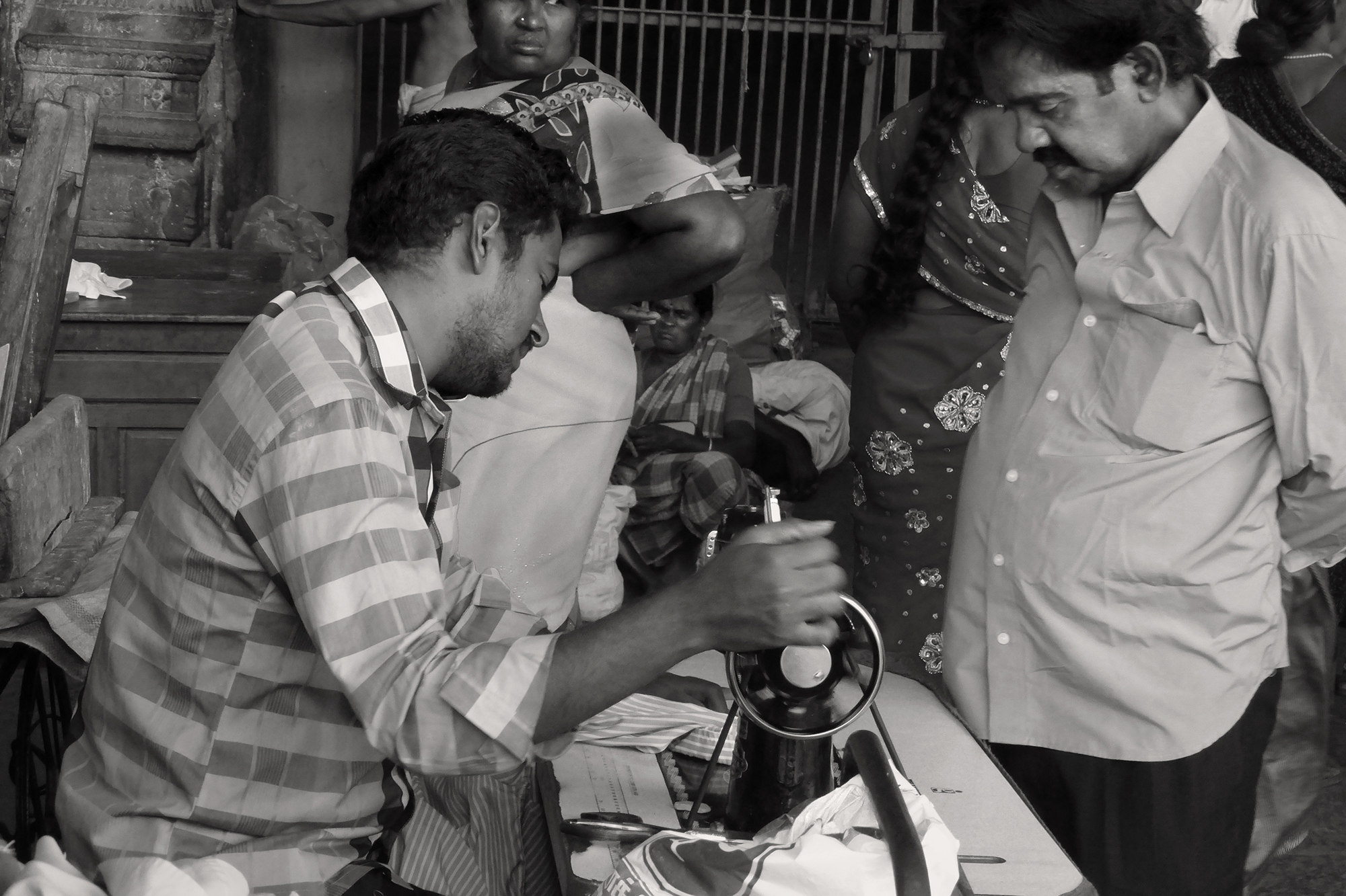 Christoph Radke, India, ein Schneider an der Nähmaschine und sein Kunde, 2015